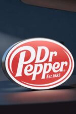 Dérive luminose en 3D représentant le logo Dr Pepper avec rétroéclairage LED, création lumineuse unique et moderne, idéale pour la décoration d'intérieur ou pour les amateurs de sodas vintage.