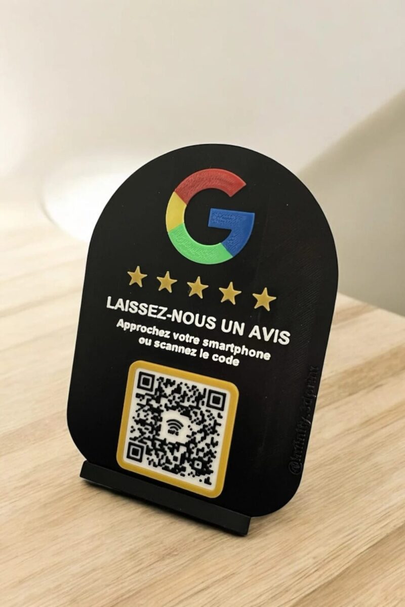 Technologie 3D imprimée d'une enseigne lumineuse Google avec code QR, création lumineuse LED innovante, décoration moderne pour espaces professionnels ou domestiques, fabriqué par Infinity 3D Print.