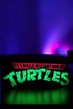 Lampe LED 3D Teenage Mutant Ninja Turtles avec logo lumineux coloré, décoratif et original, parfait pour une chambre ou un espace de jeu, création lumineuse unique en son genre par Infinity 3D Print.