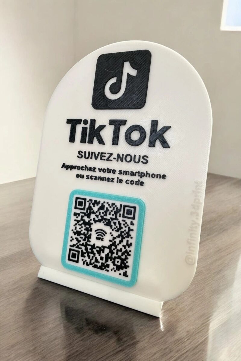 QRCode décoratif en 3D pour lien TikTok, conçu par Infinity 3D Print, idéal pour attirer l'attention dans un environnement moderne.