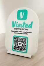 Vinted panneau d'information personnalisé avec QR code, en impression 3D, pour suivre ou scanner depuis un smartphone, idéal pour boutiques ou événements, création lumineuse et moderne.