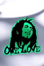 Létron lumineux en acrylique représentant un visage souriant avec le mot "ONE LOVE" en bas, éclairé en vert, parfait pour la décoration intérieure ou comme objet lumineux personnalisé.