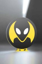 Lampe LED en forme d'alien avec design noir et jaune, création lumineuse 3D originale pour décoration intérieure ou cadeau futuriste.