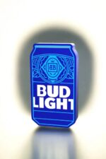 Bière Bud Light en édition lumineuse 3D avec design détaillé, éclairée en bleu, création originale en impression 3D, idéale pour la décoration ou comme objet lumineux innovant.