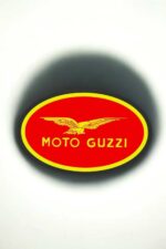 Moto Guzzi logo en 3D lumineux, création artistique de lampe LED sculptée, idéale pour décoration intérieure ou collection de passionnés de motos classiques et vintage.