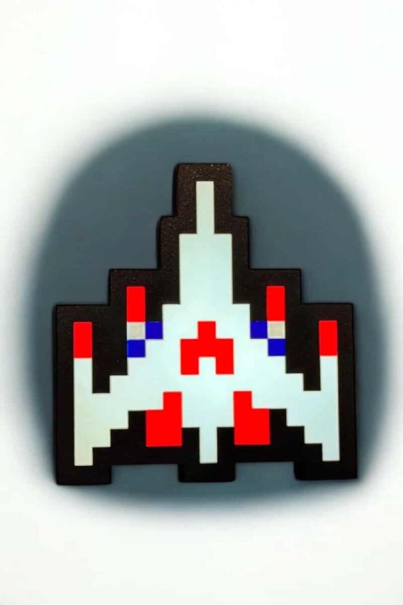 1744696747.jpeg Pixel art lumineux en forme de vaisseau spatial avec LED, création originale 3D, ambiance rétro, idéale pour décoration et collection, fabriqué par Infinity 3D Print.