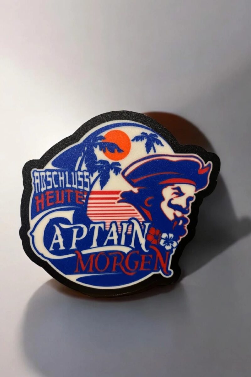 Sèrie de patchs en 3D avec design de pirate, palmiers, soleil et texte "RosthussHeute Captain Morgen" illustrant des créations lumineuses pour décoration ou accessoires.