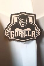 Gorilla lumineux en 3D avec logo "GORILLA TAG" imprimé en LED, créant une décoration innovante et énergisante pour tout espace intérieur ou extérieur.
