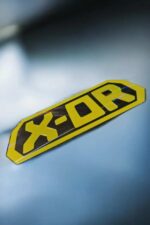 X-POG étiquette lumineuse 3D jaune et noire, création personnalisée pour décoration ou signalisation, imprimée en 3D avec finesse et précision, idéale pour les amateurs de designs innovants.