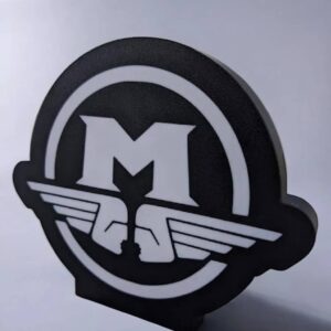 Sculpture lumineuse 3D représentant un logo design avec lettres "M" et ailes stylisées, réalisée en matériaux d'impression 3D, idéale pour décoration ou luminaire LED.