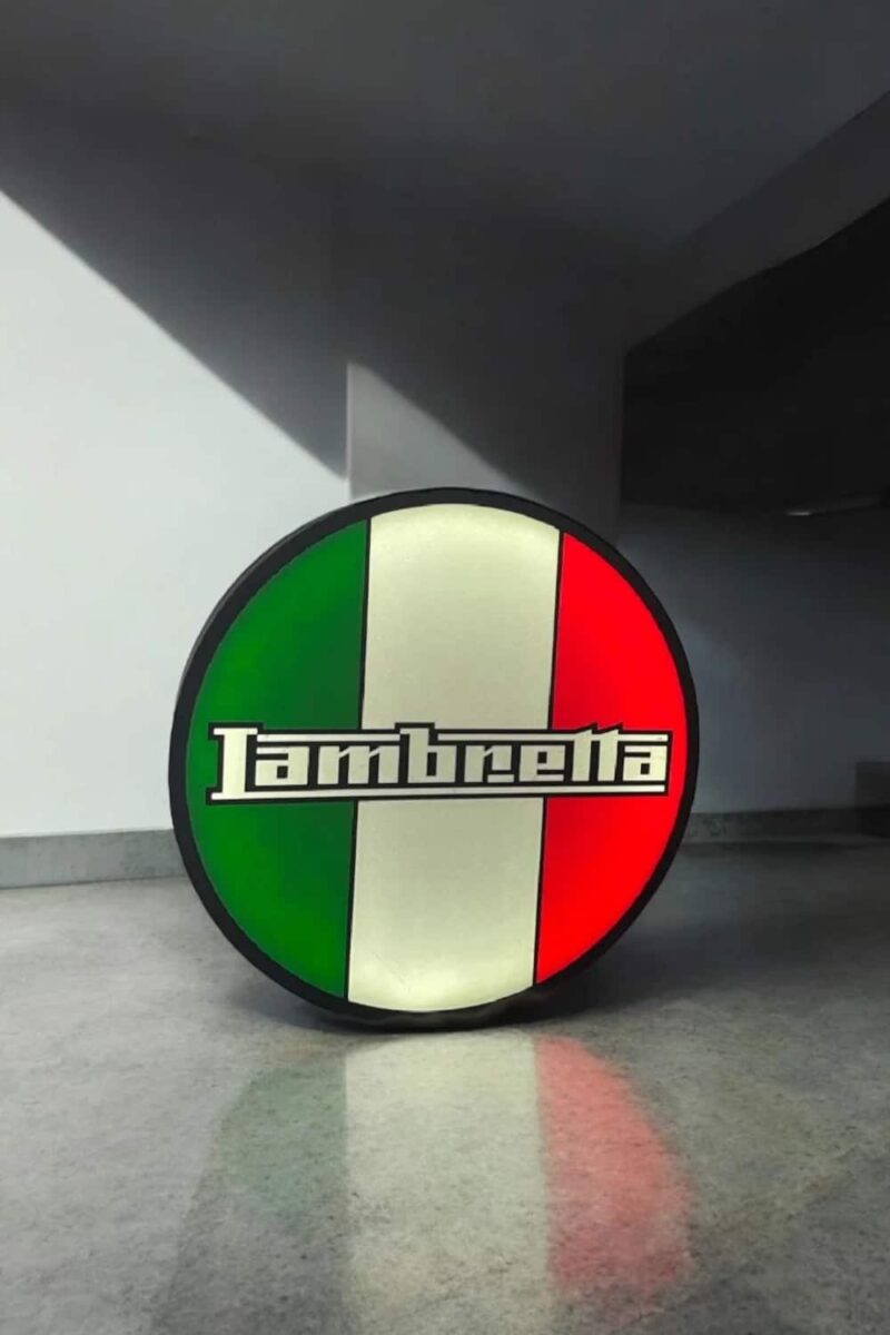 Lumière LED avec logo Lamborghini inspiré du drapeau italien, création unique en 3D, idéale pour décoration ou événements automobiles.