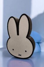 Vignette de lapin en 3D imprimé, décoratif et lumineux, fabriqué avec impression 3D, idéal comme lampe LED ou objet de décoration intérieur.