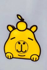 Lampe LED en forme d'ours jaune avec détails noirs, création lumineuse 3D, design original et mignon, idéale pour la décoration intérieure.