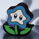 Mignonne ampoule LED en forme de violette avec visage de personnage de jeu vidéo.