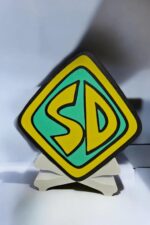 SD logo en 3D lumineuse, création en impression 3D avec éclairage LED, design coloré et moderne, parfaite pour la décoration ou la collection.