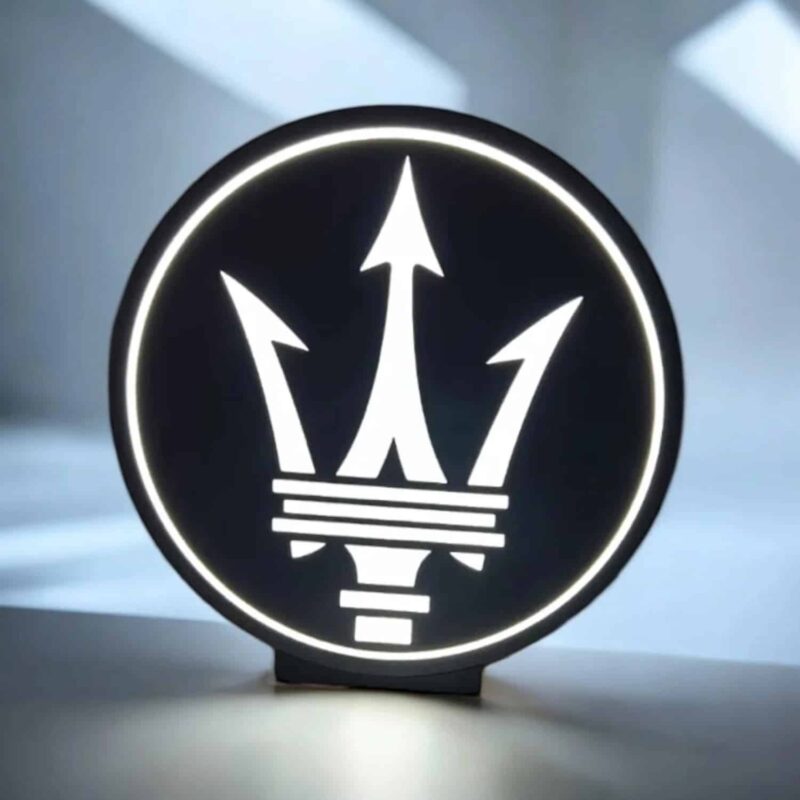 1744798687.jpeg Une lampe LED 3D illuminée avec logo Maserati, conçue par Infinity 3D Print, alliant design moderne et éclairage lumineux pour une décoration intérieure élégante.
