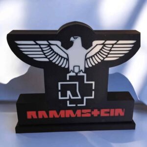 Lampe LED 3D Ramms+Ein avec logo en style industriel, éclairage lumineux et design moderne pour décoration intérieure et ambiance musicale, création originale en impression 3D.