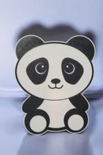 Panda en 3D lumineux en résine, création personnalisée, décoration enfant, lampe LED, design mignon et original, idéale pour chambre, cadeau ou décoration intérieure.