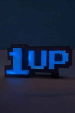 LED lampes 3D en forme de "1UP" pixel art avec éclairage bleu, créatives et originales, parfaites pour la décoration intérieure et les fans de jeux vidéo rétro, fabriquées par Infinity 3D Print.