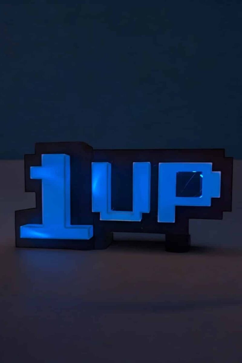 1744873065.jpeg LED lampes 3D en forme de "1UP" pixel art avec éclairage bleu, créatives et originales, parfaites pour la décoration intérieure et les fans de jeux vidéo rétro, fabriquées par Infinity 3D Print.