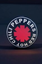 Logo lumineux LED de Pearl Jam, créé en impression 3D, avec détails en rouge et blanc sur fond noir, destiné à la décoration ou à la collection de fans de musique.