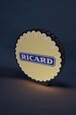 R-1: Imprimé 3D lumineux Ricard avec logo coloré, design original, parfait pour décoration ou collection en intérieur.