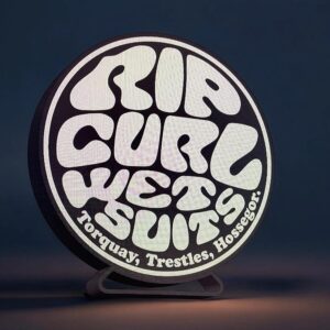 Lampe 3D personnalisée avec design lumineux et graphique, idéale pour décoration intérieure, avec éclairage LED à faible consommation, création unique et moderne.