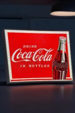 Vitrine LED avec affiche Coca-Cola en 3D, création lumineuse personnalisée réalisée par Infinity 3D Print.