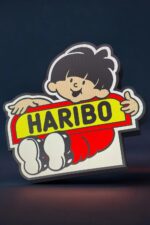 Lumière LED 3D d'une figurine Haribo avec logo, créée par Infinity 3D Print, lampe décorative lumineuse, design coloré et unique, idéale pour la décoration et l'éclairage intérieur.