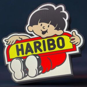 Lumière LED 3D d'une figurine Haribo avec logo, créée par Infinity 3D Print, lampe décorative lumineuse, design coloré et unique, idéale pour la décoration et l'éclairage intérieur.