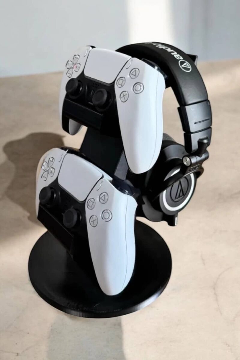 Manette de jeu PlayStation 5 et casque audio en arrière-plan, affichés sur un support de présentation.