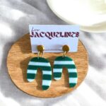 Boucles d'oreilles en pâte 3D avec rayures vertes et blanches, montées sur bouton en or, présentent un design original et coloré, parfaites pour un look tendance et ludique.