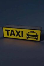 LED lumineux en forme de panneau taxi avec texte "TAXI" et illustration de voiture, éclairé dans l'obscurité, créé avec impression 3D pour une décoration moderne et fonctionnelle.