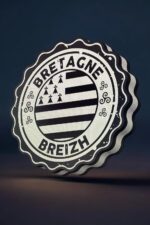 Lustre LED 3D brodé Bretagne, décoration lumineuse personnalisée, création unique en impression 3D, idéale pour embellir votre intérieur ou votre bureau avec style et originalité.