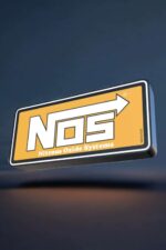 Nitrous Oxide Systems logo lumineux LED, panneau d'affichage orange avec texte blanc et flèche directionnelle, pour décoration intérieure ou extérieure, mettant en valeur l'univers des accessoires automobiles et des systèmes de nitrous.
