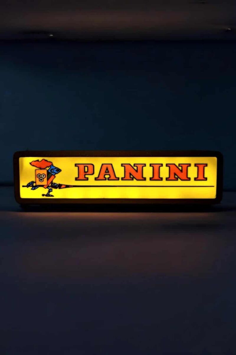 Panini lumineux LED avec logo et personnage cartoon, éclairage d’ambiance, décoration personnalisé, création 3D, objet lumineux pour intérieur.