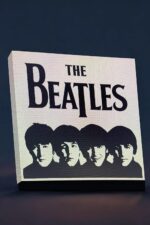 3D lampe LED sur le thème des Beatles avec silhouette en noir et fond lumineux. Parfaite décoration lumineuse et moderne pour les fans de musique et de design original.