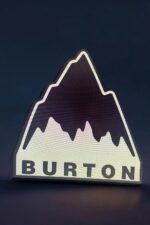 LED lumineuse en forme de montagne avec le mot "BURTON" en bas, créée par Infinity 3D Print.