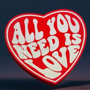 Lanterne LED en forme de cœur avec message lumineux « All You Need Is Love » pour décoration intérieure romantique ou cadeau personnalisé.