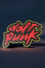 Étiquette lumineuse LED en forme de logo Daft Punk, avec effet néon rouge et contour jaune, créée par Infinity 3D Print pour une décoration moderniste et dynamique.