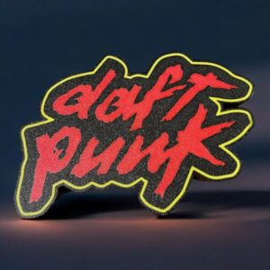 Étiquette lumineuse LED en forme de logo Daft Punk, avec effet néon rouge et contour jaune, créée par Infinity 3D Print pour une décoration moderniste et dynamique.