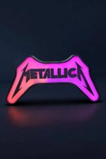 LED lampe en forme de guitare avec logo Metallica en néon rose et violet.