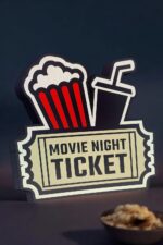 Lampe LED en forme de badge cinéma avec pop-corn et boisson, idée de décoration originale pour cinéma maison ou soirée film, éclairage lumineux et design moderne, création lumineuse 3D by Infinity 3D Print.