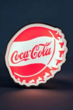 Cadran lumineux en forme de capsule Coca-Cola avec logo rouge et blanc, éclairage LED coloré, créé par Infinity 3D Print, parfait pour une décoration originale et rétro.
