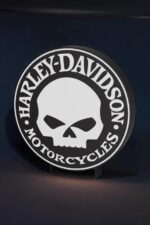 Panneau LED lumineux Harley Davidson avec logo skull noir et blanc, création artistique 3D, éclairage LED pour décoration murale, idéal pour passionnés de motos et de design original.