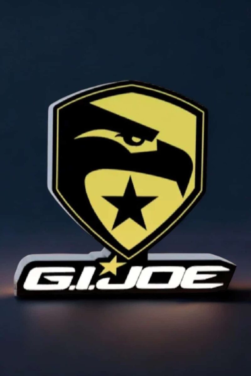 Jolie création lumineuse 3D G.I. Joe avec logo en LED jaune et noir, idéale pour décoration ou collection, illustrant l’univers des personnages et des véhicules de la série G.I. Joe.
