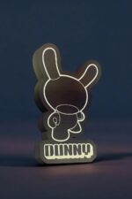 Lampe LED 3D en forme de personnage cartoon avec écrit "Dunny", création lumineuse unique pour décoration intérieure.