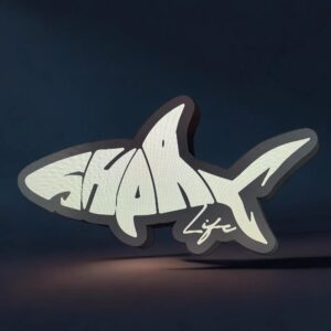 Décoration lumineuse 3D en forme de requin avec inscription "Shark" et signature, idéale pour une ambiance moderne et originale. Parfait pour la décoration intérieure ou en objet lumineux LED.