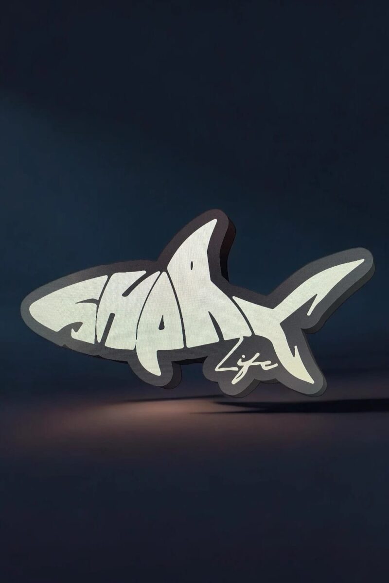 Décoration lumineuse 3D en forme de requin avec inscription "Shark" et signature, idéale pour une ambiance moderne et originale. Parfait pour la décoration intérieure ou en objet lumineux LED.