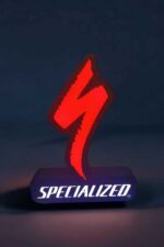 Lampe LED 3D en forme de logo Specialized avec éclairage rouge, création lumineuse unique pour vélo et sport, fabriquée par Infinity 3D Print.